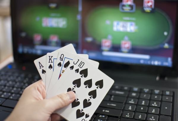 Pemain slot online yang bermain dengan mudah lewat perangkat mobile di Bali